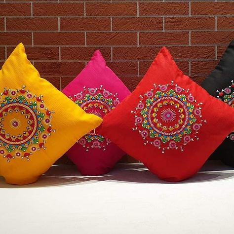 Kachchhi Work, Sadu Bharat, Ramadan Diy, Diy Cushion Covers, Feather Crafts Diy, Yellow Kurti, Sewing Decor, Kutch Work Designs, Cushion Embroidery