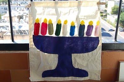 Awesome Chanukah craft! Felt Menorah, Quick Holiday Crafts, Hannukah Crafts, Do Crafts, Felt Boards, Hanukkah Crafts, Crafts And Activities For Kids, Felt Crafts Christmas, Felt Christmas Decorations