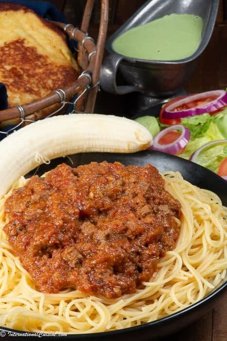 Suugo is what Somali's call their pasta sauce,  This dish is excellent and always served with a banana.  You should try it! #suugo #somalipasta #somalifood Somali Food Recipes, Somali Recipe, Somali Food, Recipes Book, Authentic Recipes, African Food, Somali, Pasta Sauce, Healthy Chicken