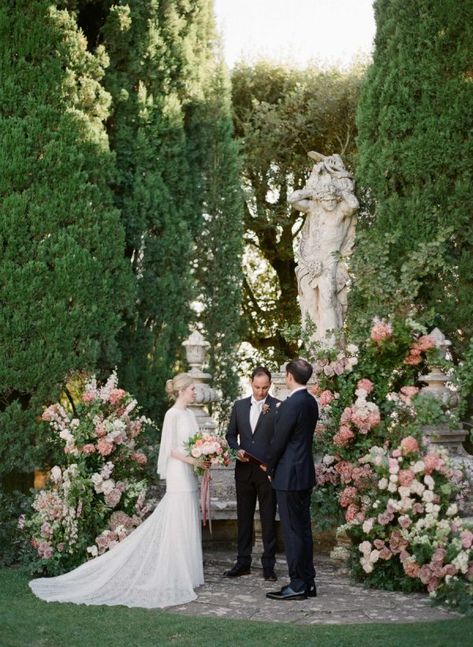 Italy Wedding Dress, Romantic Wedding Ceremony, Tuscan Wedding, Destination Wedding Locations, Italy Style, Ceremony Decor, Tuscan Style, Tuscany Wedding, Pink Bouquet