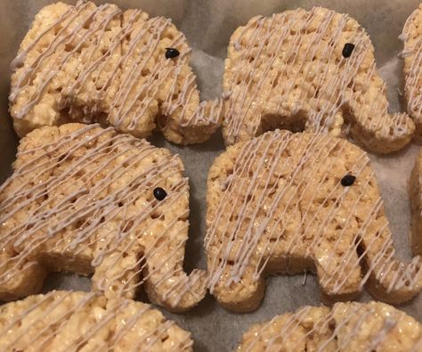 Elephant chocolate covered rice krispy treats Elephant Rice Krispie Treats, Elephant Food Ideas, Safari Rice Krispies Treats, Elephant Party Food, Mountain Snacks, Elephant Treats, Elephant Snacks, Elephant Dessert Table, Safari Candy Buffet