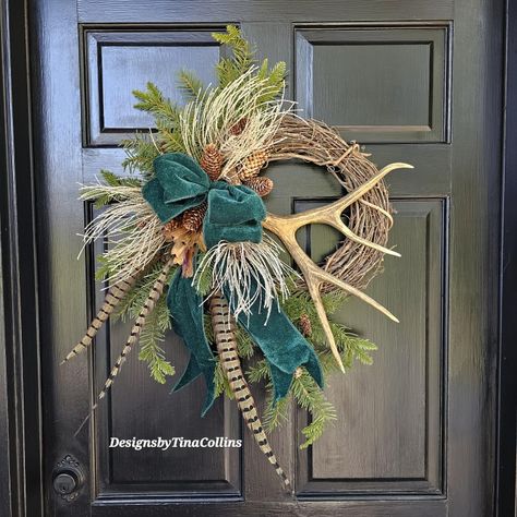 Pheasant Feather Wreath Rustic, Antler Door Hanger, Deer Head Wreath, Antler Wreath Christmas, Decorate With Antlers, Antler Christmas Wreath, Decorating Antlers, Wreaths With Antlers, Deer Antler Display Ideas