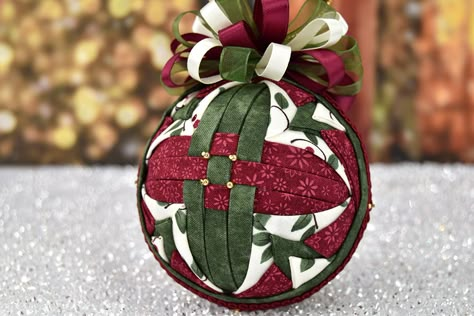 Christmas Club pattern for July 2023 - No sew Christmas ornament tutorial. Quilted Fabric Ornaments, Sewn Christmas Ornaments, Folded Fabric Ornaments, Quilted Ornaments, Christmas Challenge, Ornament Design, Quilted Christmas Ornaments, Christmas Material, Ornament Pattern