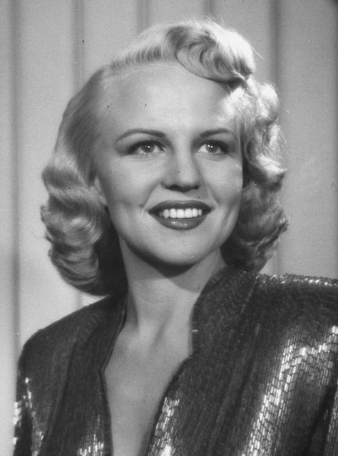 PEGGY LEE in the '40s Peggy Lee, Famous Photos, Jazz Musicians, Jazz Blues, Big Band, Beautiful Voice, Golden Age Of Hollywood, Female Singers, Popular Music