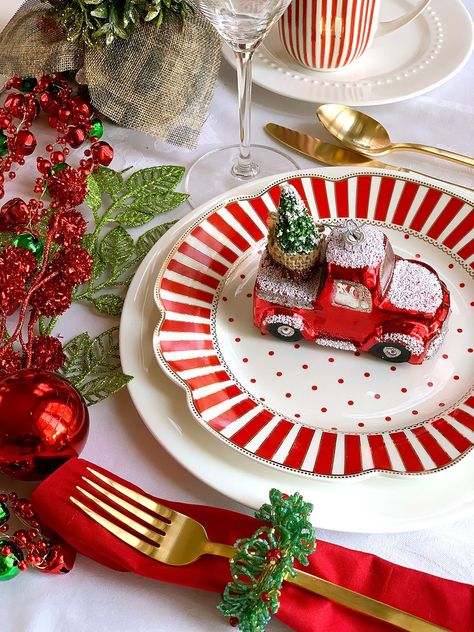 Christmas Dinnerware Sets Holidays, Classic Christmas Table Decor, Christmas Plate Ideas, Vintage Christmas Table Settings, Holiday Tablescapes Christmas, Christmas Tablescapes Ideas, Christmas Table Settings Ideas, Tablescape Holiday, Christmas Table Scape