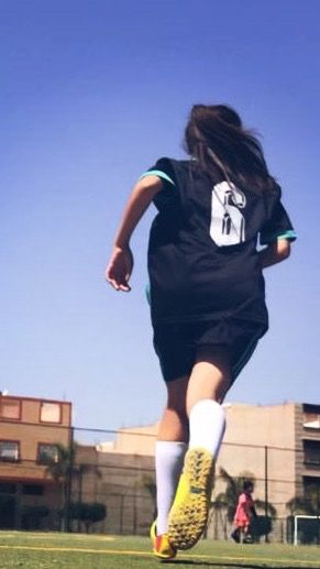 Soccer girl Girls Playing Football, Hospital Admit Hand Pics, Soccer Season, Boy Blurred Pic, Camera Tattoo, Biker Love, Best Friend Gifs, Best Poses For Pictures, Soccer Girl