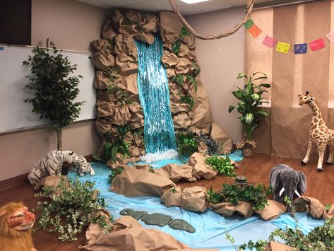 Porta Halloween, Waterfall Decoration, Jungle Decorations, Deco Jungle, Vbs Themes, Vbs Crafts, Water Fall, Safari Party, Candy Christmas Decorations