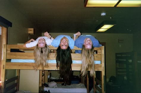 Camp Pictures With Friends, Summer Camp Dorm, Summer Camp Photo Ideas, Bunk Bed Cute, Summer Camp Photoshoot, Camp Must Haves, Summer Camp Pictures, Summer Camp Counselor Aesthetic, Sleepaway Camp Aesthetic