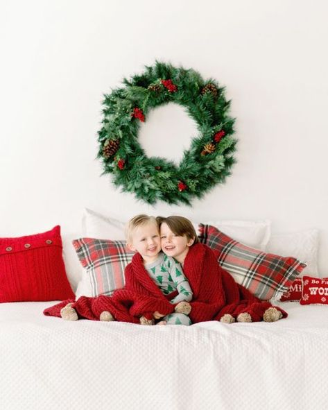 Diy Christmas Photoshoot Toddler At Home, Pajama Mini Session Photography, Indoor Christmas Photoshoot Kids, Christmas Pajama Mini Sessions, Kids Christmas Pictures At Home, Xmas Shoot Ideas, Christmas Home Photography, Christmas Mini Indoor Session Ideas, Colorful Christmas Photoshoot