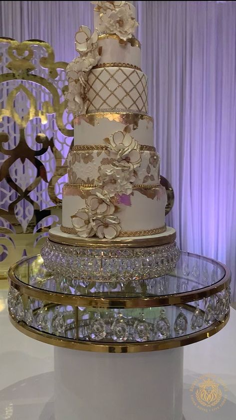 Gold Wedding Cake Ideas, Gold Cake Table, Serpentine Tables, Wedding Cake Display Table, Gold White Wedding, Luxury Event Decor, Gold And White Wedding, Tall Wedding Cakes, Quince Cakes