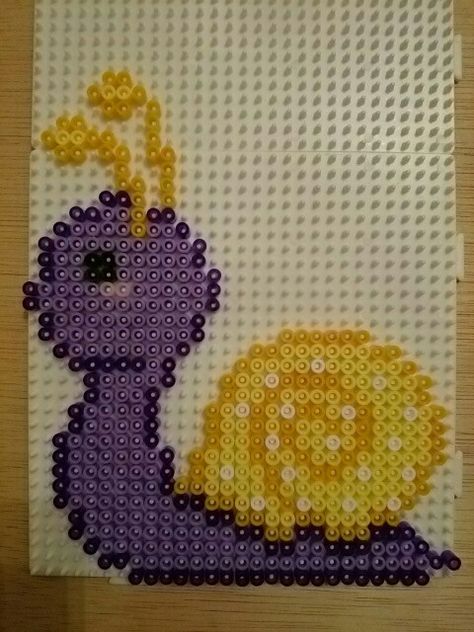 Caracol / snail hama beads Perler Bead Animal Patterns, Snail Perler Beads, Perler Bead Designs, Repeat Crafter Me, Ansan, Pearl Beads Pattern, Easy Perler Beads Ideas, Fuse Bead Patterns, Hama Beads Design