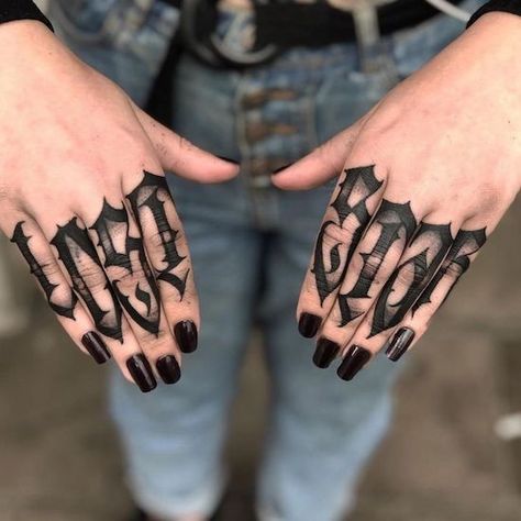 Number Finger Tattoo, Fingers Tattoo, Tattoo Lettering Alphabet, Full Hand Tattoo, Tattoo Graffiti, Tattoo Lettering Styles, Knuckle Tattoos, Gangsta Tattoos, Wicked Tattoos