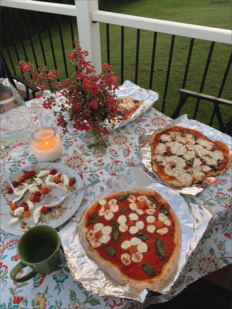 Pizza Dinner Party, Table Decorations Party, Night Decoration, Backyard Dinner Party, Yummy Pizza, Pizza Dinner, Party Table Cloth, Pizza Night, Decorations Party