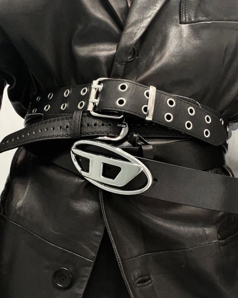 Veste en cuire noire avec plusieurs ceintures. Belts Aesthetic, Diesel Belt, Black Leather Outfit, Diesel Clothing, Rock Chic, Leather Outfit, Aesthetic Photography, Black Outfit, Aesthetic Clothes