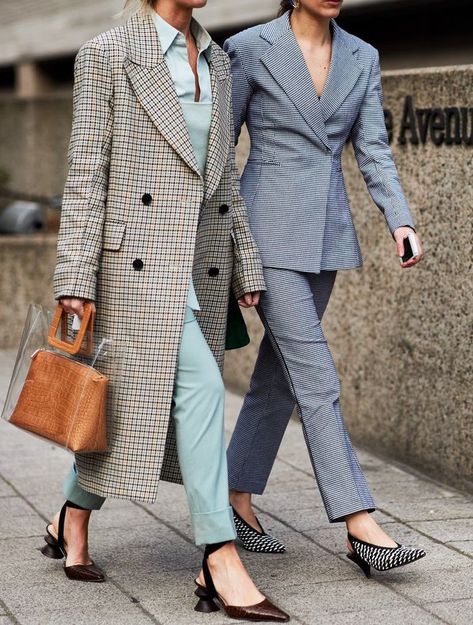 What to Wear in January When You're Completely Bored of Your Wardrobe Suit Makeup Look, Monotone Outfit, Trouser Suit, Grey Suit, Style Winter, Stil Inspiration, 가을 패션, Trouser Suits, Mode Vintage