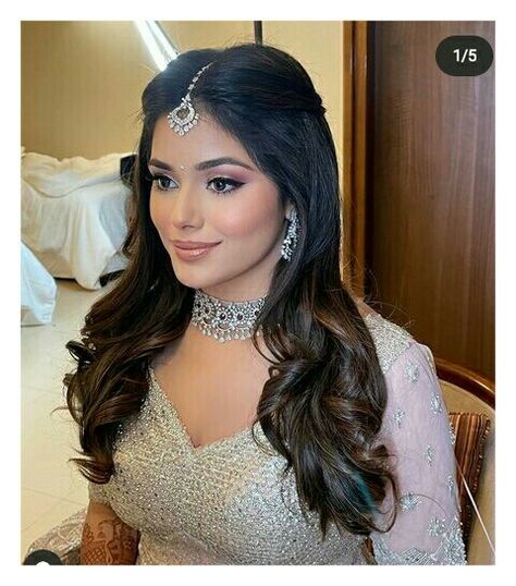 Mangtika Hairstyle Open Hair, Layer Haircut Ideas, Engagement Hairstyles Indian, Layer Haircut, Reception Hairstyles, Lehenga Hairstyles, Hair Style On Saree, Prom Hair Medium, Ethereal Elegance