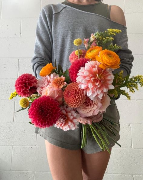 Ranaculus Bouquet, Simple Bridesmaid Bouquet, Simple Bridesmaid Bouquets, Poppy Bouquet, Bridesmaid Bouquet, Wedding Inspo, Fall Wedding, Bouquets, Flowers