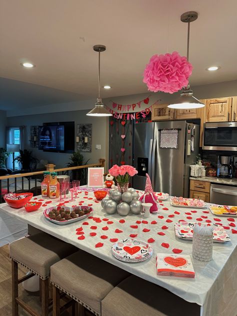 Valentines Day Brunch Ideas, Valentines Theme Party, Valentine Dinner Party, Valentines Party Food, Galentines Day Ideas, Valentines Brunch, Valentines Birthday Party, Valentines Party Decor, Galentines Party