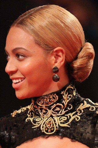 beyonce low bun Beyonce Bun Hairstyles, Bridal Vibes, Beyonce Hair, Perfect Bun, Big Bun Hair, Low Bun Hairstyles, Big Bun, Met Ball, Hair Bun Tutorial