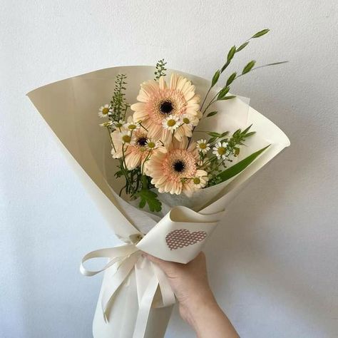 Simple Carnation Bouquet, Sun Flower Bouquet Simple, Small Bouquet Ideas, Simple Flower Bouquet, Valentine 2024, Gerbera Daisy Bouquet, Graduation Flower Bouquet, Flower Bouquet Design, Gerbera Bouquet