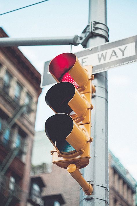 Love the color mood in this shot. Travel Photography Ideas, Travel Art Kit, Adventure Logo, Thailand Art, Landscape Photography Nature, Hand Logo, Traffic Light, Alam Yang Indah, Urban Photography