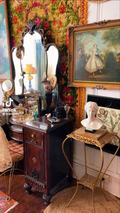 Victorian Aesthetic Bedroom, Mirror Dark Academia, Victorian Bedroom Aesthetic, Cottage Academia, Dark Acadamia Mirror, Dark Acedemia Mirror, Mirror Gothic Aesthetic, Makeup Tables, Gothic Victorian Mirrors