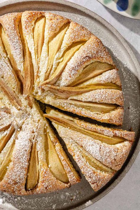 Fresh Pear Cake, Pear Cake Recipes, Easy Cake Recipe, Winter Baking, The Mediterranean Dish, Pear Tart, Pear Cake, Sliced Pears, Spiced Pear