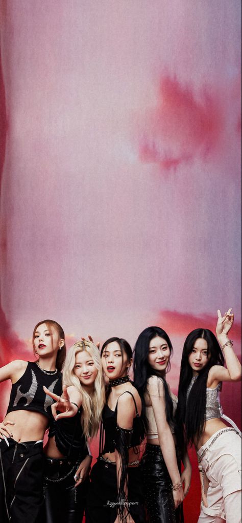 Cool Kpop Wallpapers, Itzy Wallpaper, Kpop Backgrounds, Itzy Chaeryeong, Female Cartoon, Pink Kpop, Pop Photos, Short Hair Styles Easy, Girl Bands