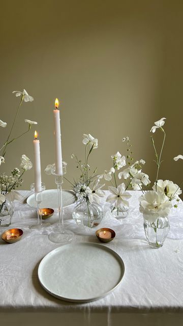 White Table Cloth Dinner Party, Clean Party Aesthetic, Flowers For Dinner Table, Dinner For Two Table Setting Romantic, Wedding Dinner Set Up, Simple Dinner Party Table Decor, Romantic Dinner Party Decor, Simple Dinner Table Setting, Simple Sweets Table