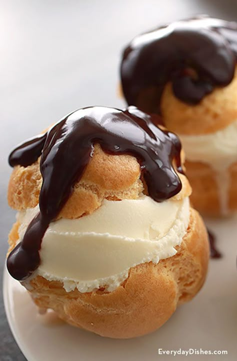 We’ve got the perfect make-ahead dessert to serve for any occasion! These no-mess ice cream puffs are simple to make and unbelievably versatile. Ice Cream Puffs, Cream Puff Dessert, Puff Dessert, Cream Puff Recipe, Chocolate Eclair, Puff Recipe, Make Ahead Desserts, Fudge Sauce, Healthy Diet Recipes