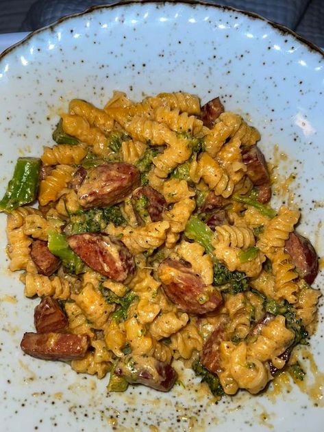 One Pot Cheesy Cheddar Pasta – Tnextrecipes Broke Meals, Poverty Meal, Cheesy Pasta Sauce, Cheddar Pasta, Easy Weekly Meals, Smoked Sausage Pasta, Dirt Cheap Meals, Pasta Side, Broccoli Pasta Recipe