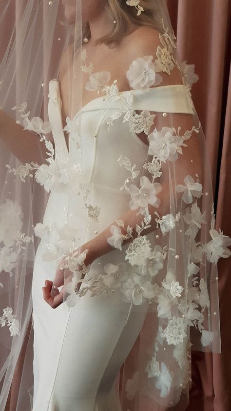 Wedding Veil With Flowers, Wedding Veils With Hair Down, Veil With Flowers, Long Wedding Veil, Wedding Dress And Veil, Baju Kahwin, White Wedding Gown, Long Veil Wedding, Floral Veil