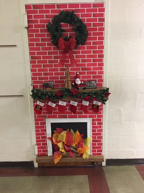 Fireplace Christmas Door Decorations, Classroom Door Decor Christmas, Fireplace Classroom Door, Classroom Fireplace, Winter Door Decorations Classroom, Decorate Classroom, Portable Classroom, Diy Christmas Fireplace, Christmas Hallway