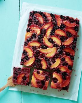 Recipe: Blackberry and Nectarine Upside-Down Sheet Cake | a sparkling combination of inky sweet blackberries and tender nectarines gives a classic yellow cake a jewel-toned finish. If you're due to bring a summery dessert to an office party or barbecue, this upside down cake is for you. Peanut Butter Sheet Cake, Moist Yellow Cakes, Pumpkin Sheet Cake, Chocolate Sheet Cake, Homemade Dessert, Torte Cupcake, Sheet Cake Recipes, Gateaux Cake, Classic Cake