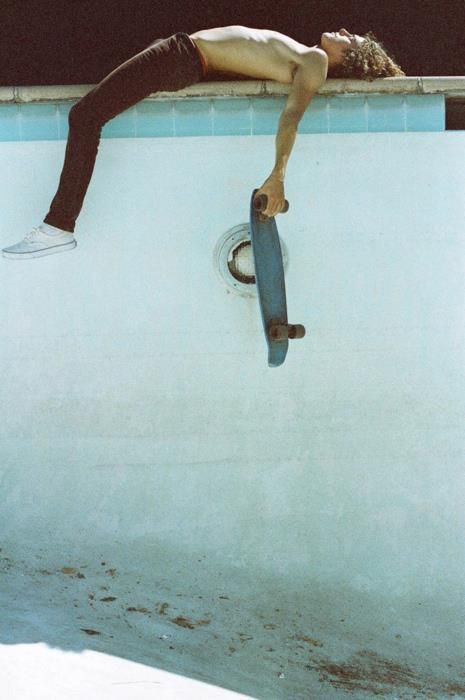 lords of dogtown Tony Alva, Lords Of Dogtown, Skateboard Party, Empty Pool, Skater Boy, Foto Poses, Skateboarder, Skateboard Art, Kitesurfing