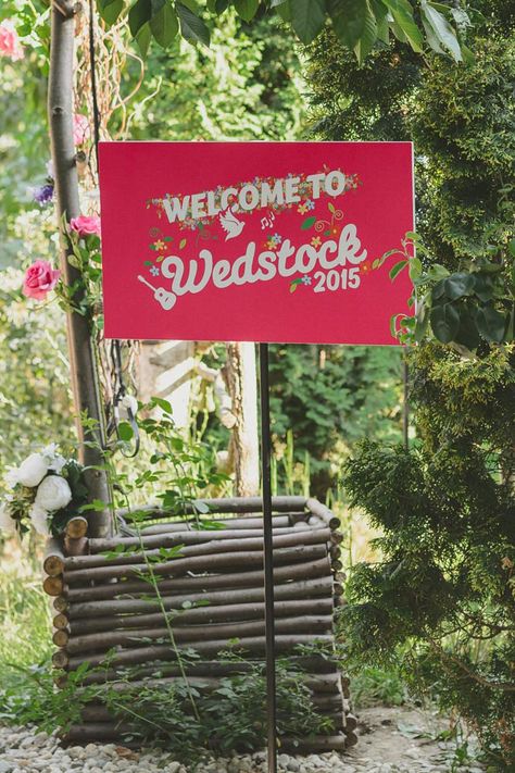 Woodstock Festival Wedding in Romania Woodstock Wedding Theme, Wedstock Wedding, Woodstock Party, Woodstock Wedding, Romanian Wedding, Sziget Festival, Bbq Cookout, Campground Wedding, Hippie Party