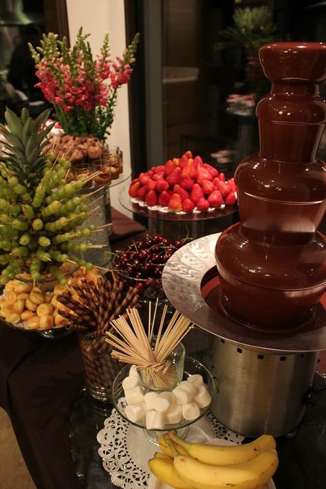 Graduation Party Buffet, Mini Chocolate Fountain, Buffet Food Ideas, Chocolate Fountain Bar, Food Ideas To Make, Chocolate Fountain Recipes, Graduation Party Food Ideas, Graduation Party Food, Fondue Fountain