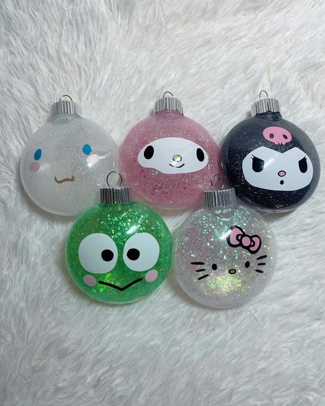 Sanrio Ornaments Diy, Diy Hello Kitty Ornaments, Kuromi Christmas Tree, Hello Kitty Tree Christmas, Hello Kitty Christmas Ornaments, Sanrio Christmas Decor, Hello Kitty Christmas Tree Ideas, Hello Kitty Christmas Decor, Hello Kitty Ornaments Diy