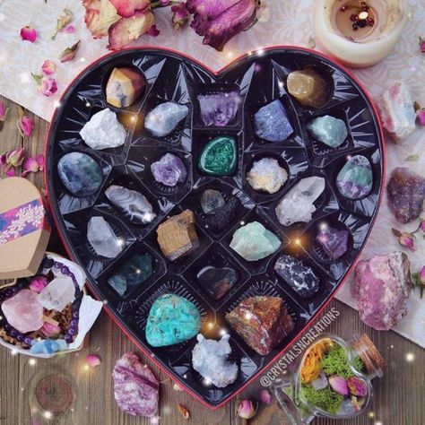 Heart Box of Crystals Gift Box of Stones V Day Crystal | Etsy Witch Aesthetics, Carving Stone, Crystal Vibes, Large Gift Boxes, Crystal Aesthetic, Crystal Box, Heart Shape Box, Pretty Rocks, Heart Box