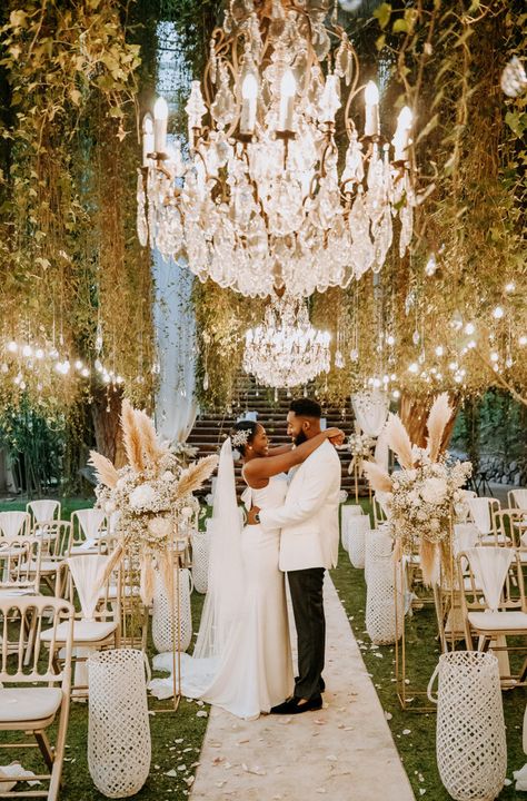 A glamourous outdoor wedding with gorgeous florals and grand chandeliers. Photo: @its_all_about.pt Chandelier Wedding Decor Outdoor, Fancy Outdoor Wedding, Glamorous Outdoor Wedding, Black People Weddings, Dream Wedding Reception, Braga Portugal, Wedding Help, Portugal Wedding, Kente Cloth