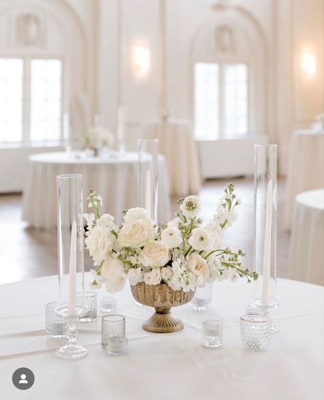 White And Cream Floral Arrangements, White Wedding Arrangements Centerpieces, White And Cream Centerpieces, White Rose Flower Arrangements, All White Wedding Florals, White Floral Centerpieces Wedding, French Opulence, Flowers Installation, Wedding Tablescapes Round