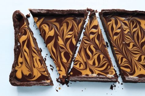 Dessert lovers rejoice, Martha Stewart has the answer to your prayers with this… Chocolate Peanut Butter Tart Recipe, Peanut Butter Tart, Butter Tart, Mothers Day Desserts, Pie Pops, Butter Tarts, Peanut Butter Filling, Peanut Brittle, Tart Recipes