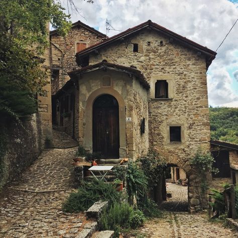 La Scola: Italian Village Where Time Has Stopped Italian Mountain Village, Italian Village Aesthetic, Italian Village House, Italian Hillside, Fit Moodboard, Blender Assets, Jessie Burton, Italian Country House, Spanish Village