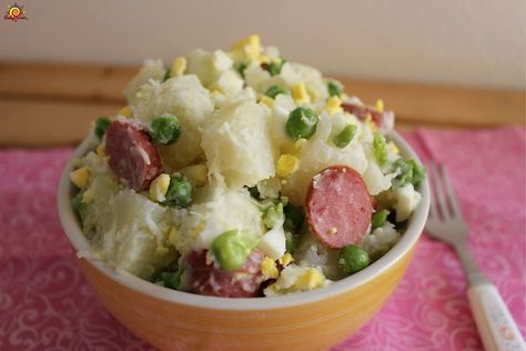 Ensalada rusa Potato Salad With Apples, Recetas Salvadorenas, Potato Salad Dill, Potato Salad Recipe Easy, Potato Salad With Egg, Hispanic Kitchen, Easy Potato Salad, Smoked Beef Brisket, Salad Recipes Video