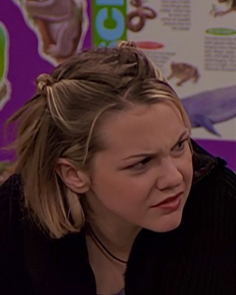 Larisa Oleynik, 3rd Rock from the Sun (04x13) 2000s Hair Styles Short, 90s Hair Dos, Early 2000s Short Hairstyles, 2000 Short Hairstyles, Larisa Oleynik 90s, 90s Grunge Hairstyles Short, 00s Hairstyles Short, 00s Short Hair, Late 90s Hairstyles