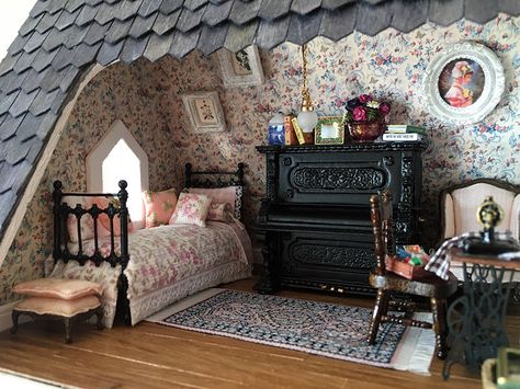 Fairfield Dollhouse 1:24 scale - Hobby Room Dollhouse Attic, Fairfield Dollhouse, Victorian Dollhouse Miniatures, Dollhouse Supplies, Attic Ideas, Vitrine Miniature, Dollhouse Bedroom, Doll House Plans, Victorian Dollhouse