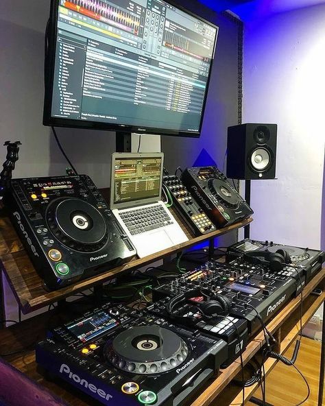 Dj Studio Room Ideas Dj Setup, Dj Equipment Setup Home, Garage Dj Studio, Dj Studio Room Ideas, Home Dj Setup, Ruangan Studio, Dj Studio, Dj Decks, Dj Table