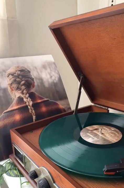 vinyl collection vinyls record player lp long play aesthetic pics inspo taylor swift evermore green Evermore Vinyl, Record Player Aesthetic, Taylor Swift Evermore, Vinyl Aesthetic, Vinyl Player, Vinyl Record Player, All About Taylor Swift, Vinyl Cd, Foto Casual