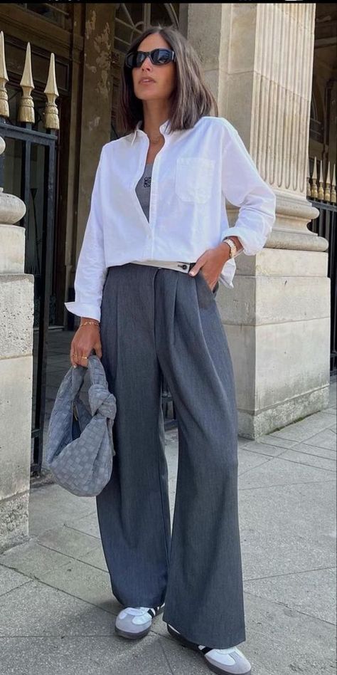 Grey Trousers Outfit Women, Wide Leg Trousers Outfit, Elegantes Business Outfit, Looks Adidas, Elegantes Outfit Damen, Rok Outfit, Wide Legged Pants, Wide Leg Pants Outfit, Samba Outfit