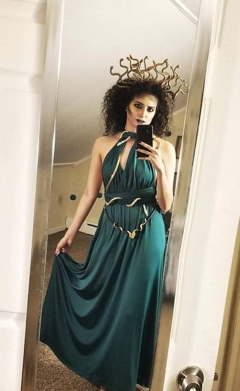 Medusa Halloween Costume, Frizzy Curls, Medusa Costume, My Monster, Diy Kostüm, Masks Diy, Games Diy, Halloween Makeup Inspiration, Diy Halloween Costumes Easy